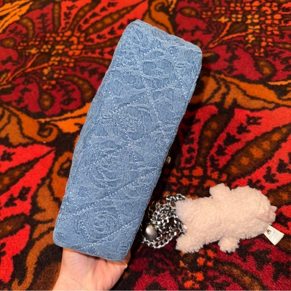 CHANEL
Denim Quilted Medium Camellia Sweetheart Flap Blue.
Come with dust bag. - Picture 14 of 14